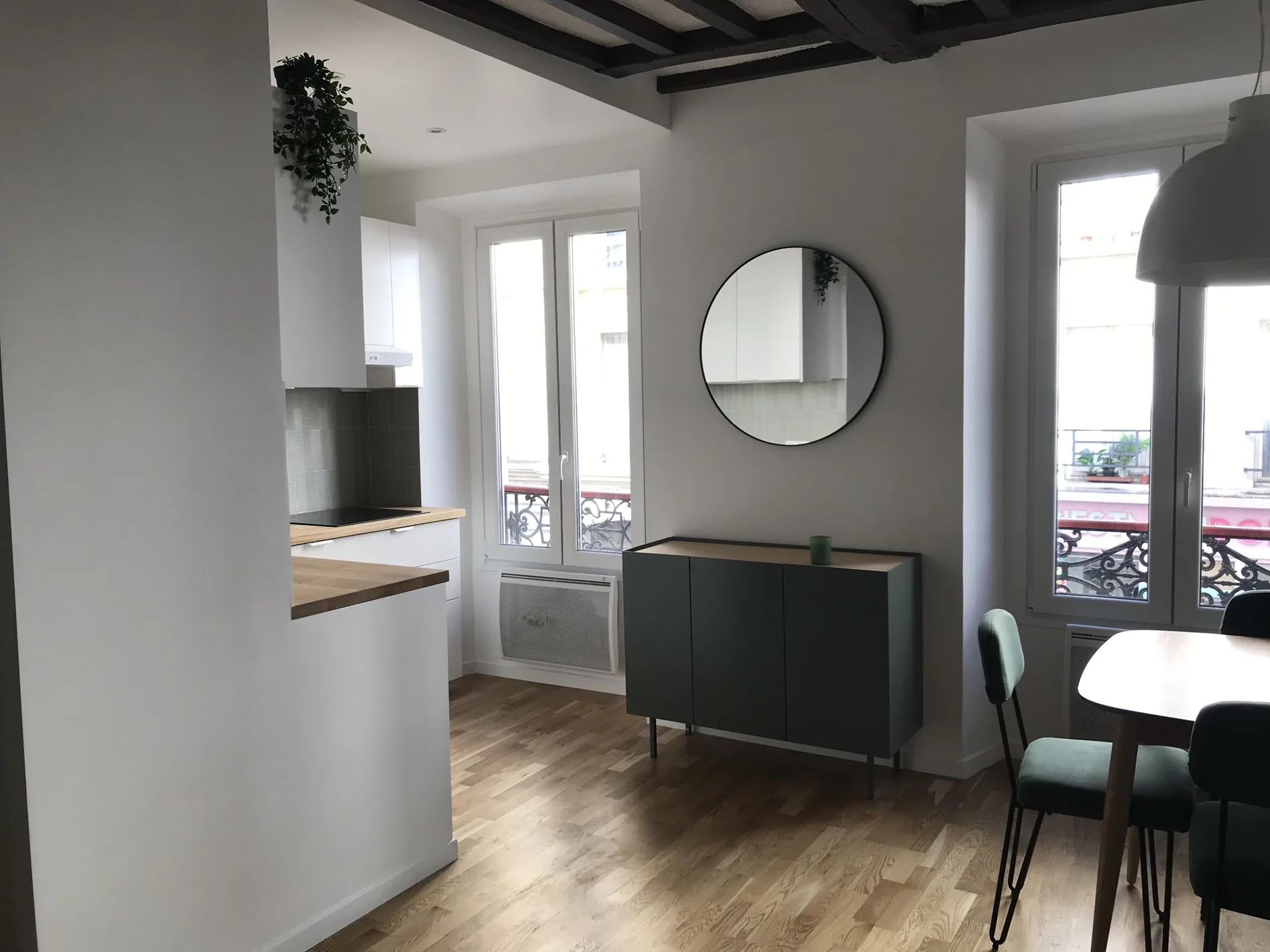 Vue sur la salle à manger, la cuisine et les fenêtres