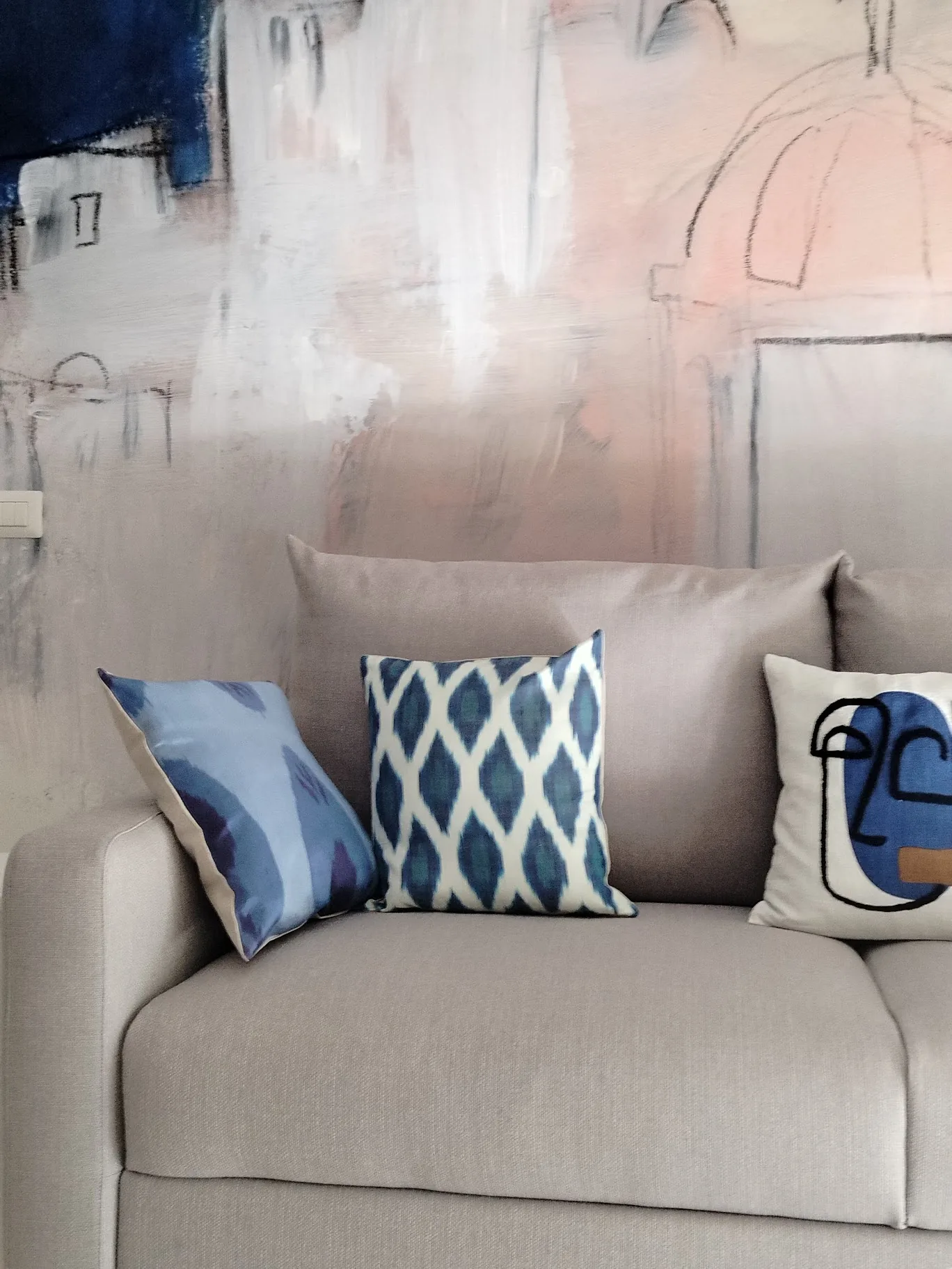 Coussins graphiques devant la peinture murale