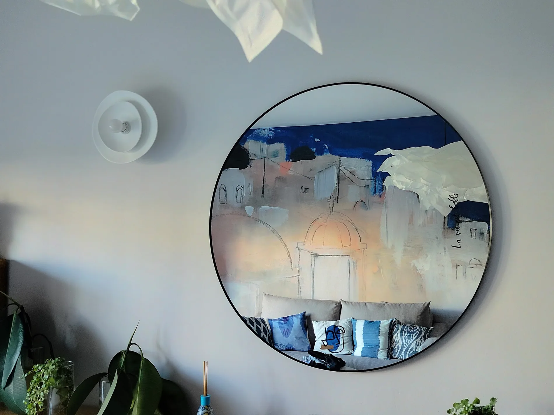 Composition décorative dans le reflet d’un miroir rond