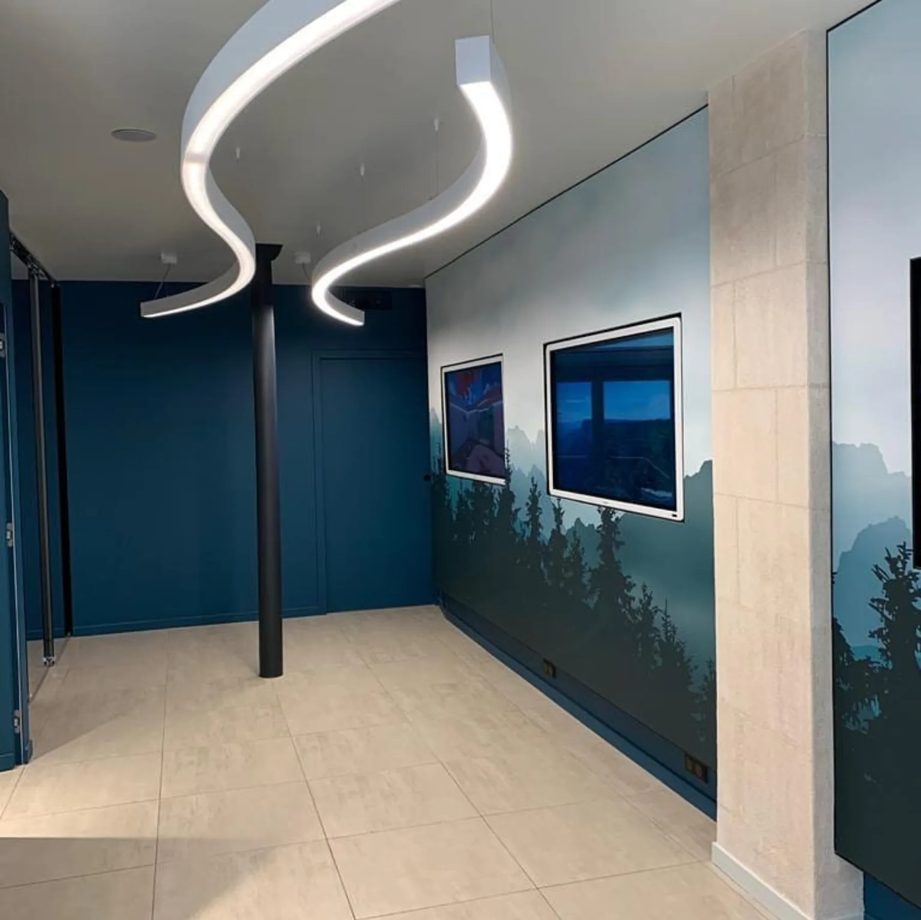 Espace professionnel avec suspensions lumineuses aux formes organiques