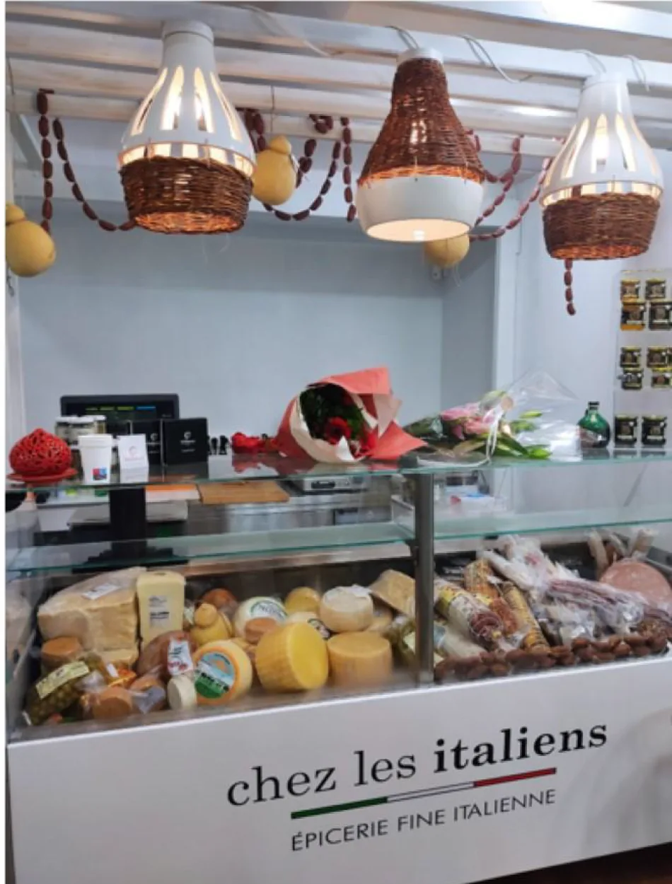 Comptoir de commerce de bouche et luminaires en fibres naturelles